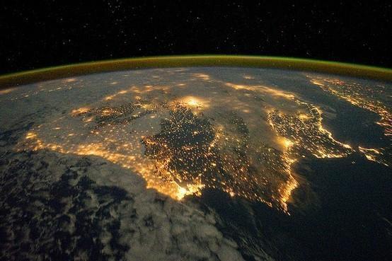 _Paisajes_'s tweet image. Las luces de las ciudades de España y Portugal en la noche, a 230 kilómetros de la Tierra! Sin palabras...