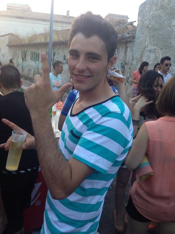 galifusss's tweet photo. Hay le tenemos como levanta el dedito como número one que es jajajaja @vcarmena http://t.co/RaKLGbJuEn