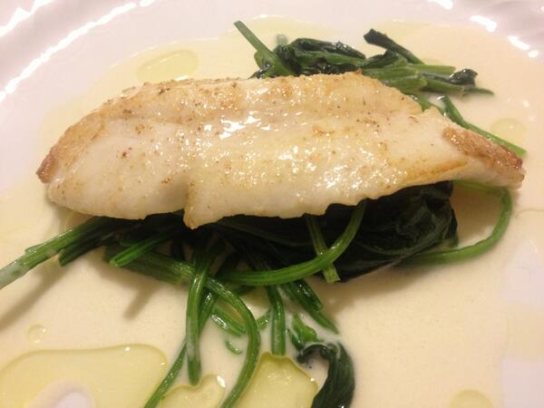 japanwine's tweet photo. 沼津港まとうだいのポワレ レモングラスソース ほうれん草のソテーをそえて http://t.co/o19lqEuPbQ