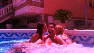 101Albita's tweet photo. picinitaa con @angelcz93 @alarcncarmen http://t.co/WYCp90rqtD