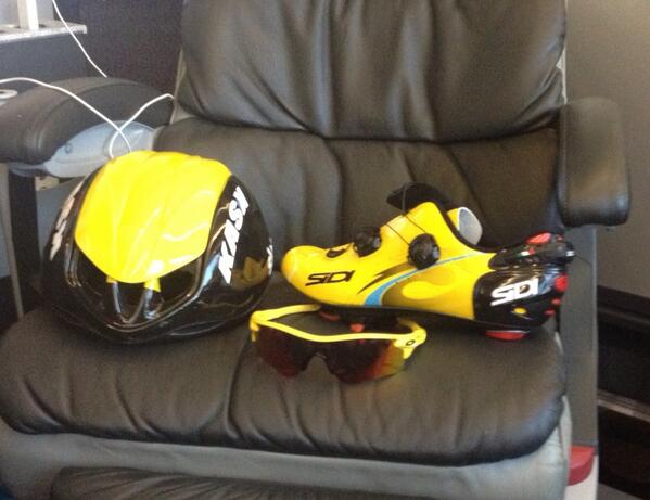 More colour coordination for Chris Froome ahead of this evening! Thanks @KaskHelmets @OakleyEurope #TDF #TurnItYellow