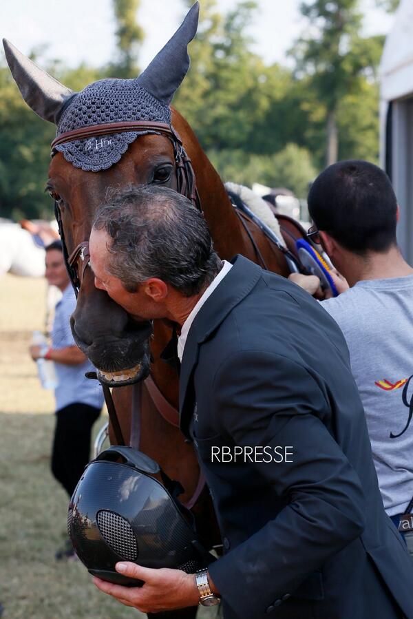 JessiK_R's tweet photo. #photo Patrice Delaveau embrasse Carinjo pour le féliciter après cette belle victoire cet après-midi à Chantilly http://t.co/0QLWWfiaGj