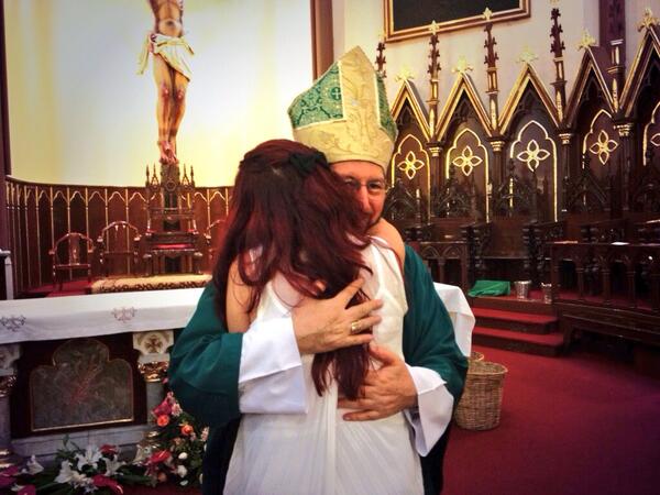 liberADMe's tweet photo. Asiste @AngelDMOficial a misa dominical en Catedral de #Xalapa; oficia monseñor @HipolitoReyesL #liberÁDMe http://t.co/P68VjsUelG