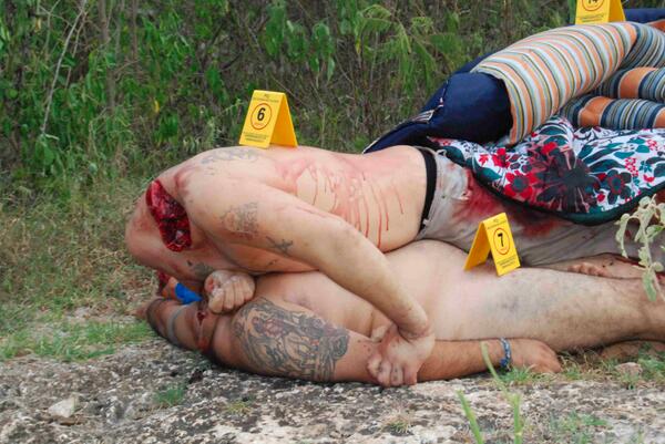 MundoDelNarco's tweet photo. #beheaded and left in the street by #MexicanCartel #DrugWar #TheCartelReport http://t.co/5Utti2C6aY