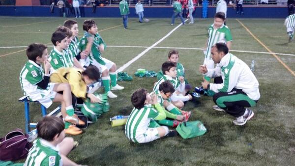 marbellaparaiso's tweet photo. Momentos 12/13, visita de nuestros amigos @EscuelaFBetis , @Fundacion_Betis , @jtellez8 . Marbella 26/01/13. http://t.co/2iziefj1MK