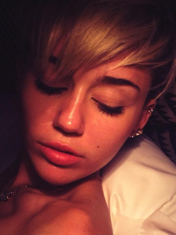 MileyCyrus's tweet photo. Goodnight ❤ #lameassselfie http://t.co/DUPKt0mwit