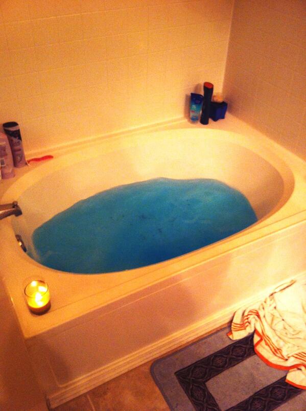 Nate_Thebarkeep's tweet image. Hey new garden tub... I'm about to be in you! @lushcosmetics #bathball #bestdayoffever