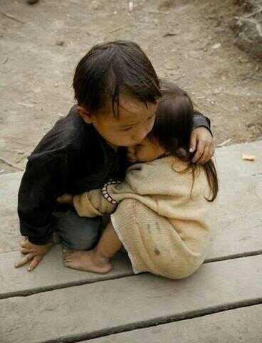 A8waBC's tweet photo. صورة مؤثرة طفلا مسلما من بورما لا يتجاوز عمره 5 سنوات وهو يحتضن شقيقته بعد أن قُتل الأب والأم وبقية أشقائهما http://t.co/7irVo71fQG