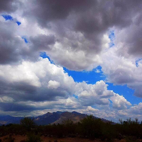 totallytucson's tweet image. Some #Tucsonans have a relationship with clouds. Like this one: RT @dilbertaz: #tucson #arizona  #instagramaz #clouds