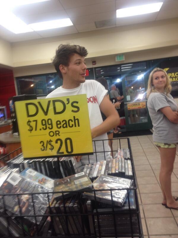 1DinfoINA's tweet photo. Louis at a gas station outside of Houston about an hour ago #2. http://t.co/d167Giq0dS