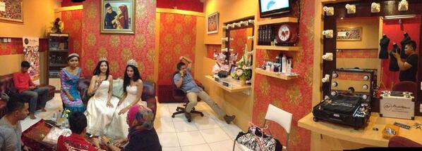 Budithama makeup studio. Suasana setelah fitting baju dgn model untuk pemotretan majalah perhiasan