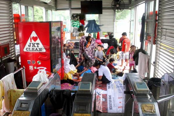 adulzzz's tweet photo. piknik di halte @OVJ_Trans7 @IndosatMania #1000berkah http://t.co/3nnnDyAL7w