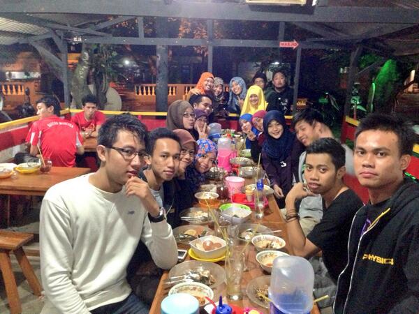 69WAROENG's tweet photo. Rombongan Buber Pesantren mana ya ini hihihi :D #photo #waroeng69 http://t.co/fJKsjRsQWx