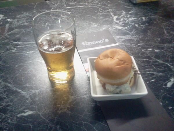 tinocostgn's tweet photo. Mini hamburguesa y caña o refresco por 2'20 y con la mini con hamburguesa con queso azul por 2'50 http://t.co/ziGcPgkLie