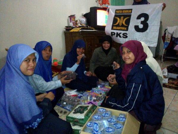 PKScijantung's tweet photo. Persiapan #TakjilPKS @PKScijantung siap dibagikab @PKS_PSREBO @PKSJaktim @PKSJakarta @DPRaPKSPekayon @pksbaru http://t.co/FECm2bbW86