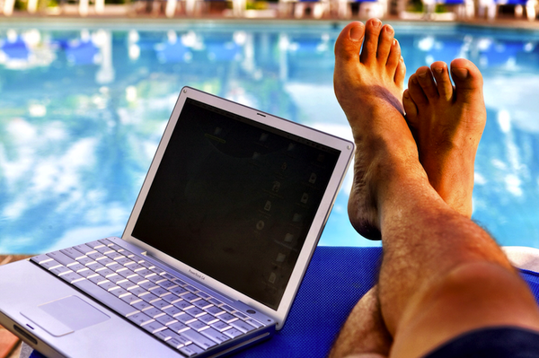Lufthansa_DE's tweet photo. Das geht an alle, die trotz ☼ im Büro sitzen! Twittern Sie uns ein Bild zu Ihrem ganz persönlichen #officesummer! http://t.co/mxk5ZY82zB