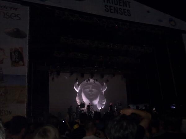 koscaranya's tweet photo. Anoche lo petaron!!! #Woodkid #FIB2013 http://t.co/jpRz6pl2Oh