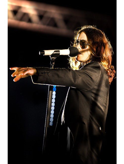 BitchDutch's tweet photo. @elainlaudiangco haha yes on this pic he is m jackson look freaky http://t.co/aXo3B0AbyZ