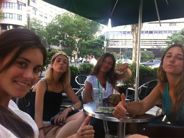 nat_espinos95's tweet photo. Buena comidita con las mejores @ludorado @suslopez7 @AnaOvilo95 #corsages http://t.co/2kfcFL0Nmm