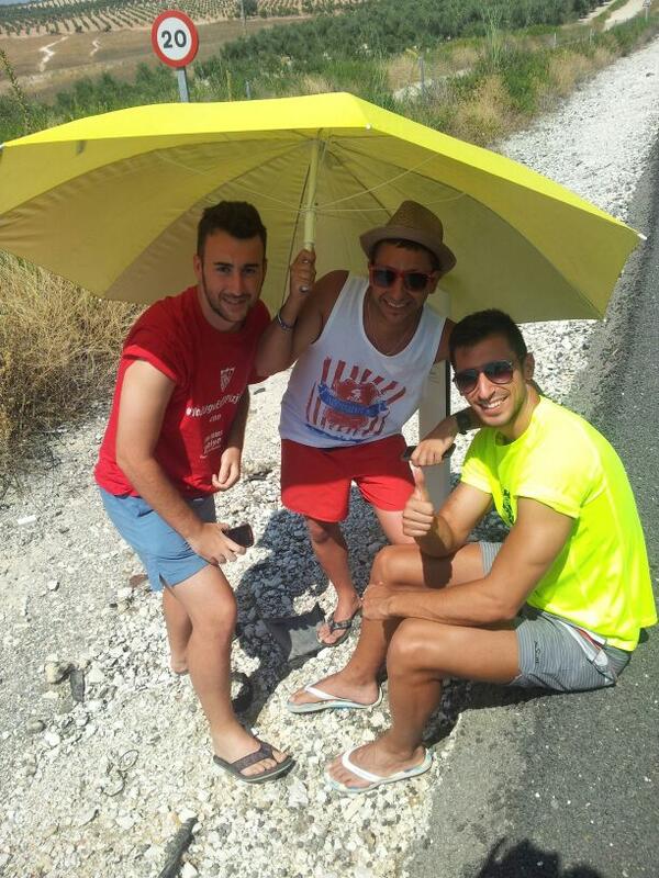 DaniPerMon's tweet photo. @fcrujera @MensajeMMusica @edukanoute ... risas y más risas http://t.co/azc57SCCVR