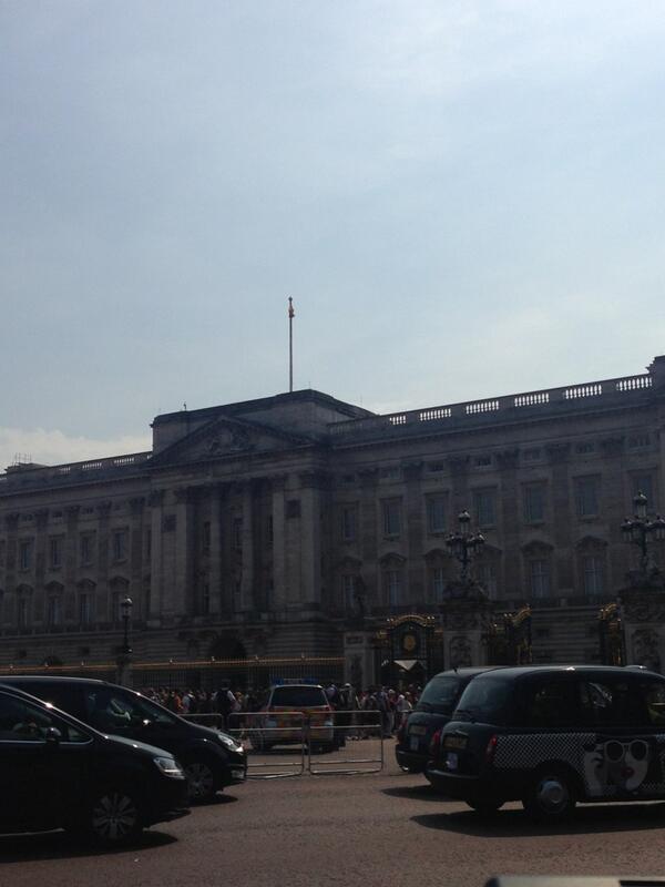 huisgenoot's tweet photo. Die koningin het ook nou teruggekeer na #Buckhingham-paleis in afwagtig van haar agterkleinkind #RoyalBaby https://t.co/BjtCufJ7ca