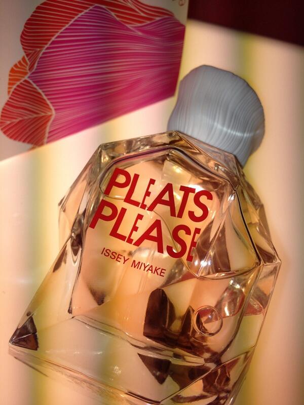 cathi_trevor's tweet photo. Issey Miyake believes in form and function over pretty #pleatsplease #fragrance #beauty http://t.co/mv2wIb4hab