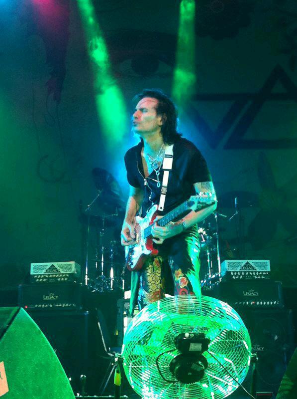 ziporasiregar's tweet photo. Semacam seru gitu yaa @genistaginting :| RT @JAVAmusikindo: #SteveVaiJakarta http://t.co/3gOF17SEc4