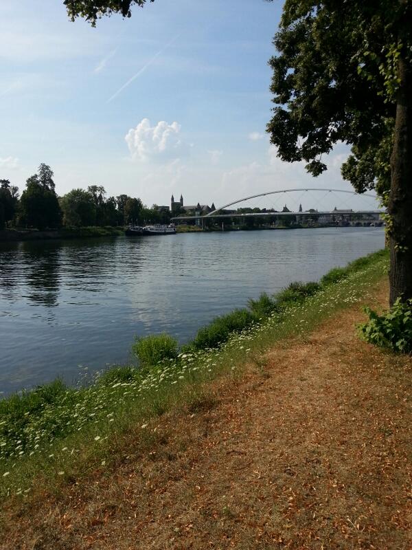 joeri_van_kleef's tweet photo. Klaar met werken! Even genieten van het weer en #mooiuitzicht http://t.co/NUliibR361