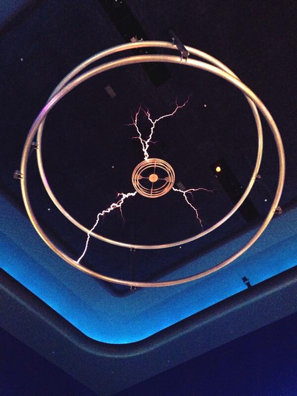 PinkSectionB's tweet image. Ambassadors watch as a tesla coil makes real life lightning @msichicago #WLC13 #myHOBYStory #TurntUp