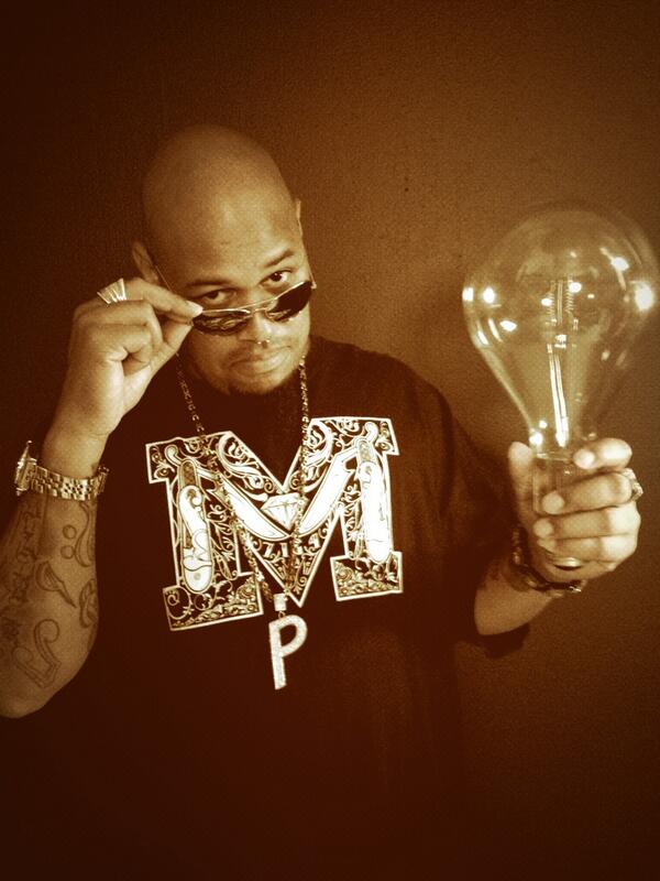 DanCaresALot's tweet photo. @powerdise @CriticalBill313 Don't be shy. It's just a lightbulb. http://t.co/UIvRfibl9m