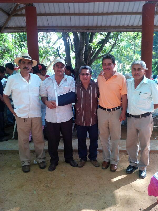ReyMorales4ta's tweet photo. En la Guelaguetza de Ocotlan, con el Presidente Electo.... http://t.co/JqbF3fLrAp