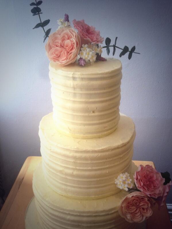 I'm so in love with the wedding cake I made this weekend. Buttercream with handmade sugar flowers