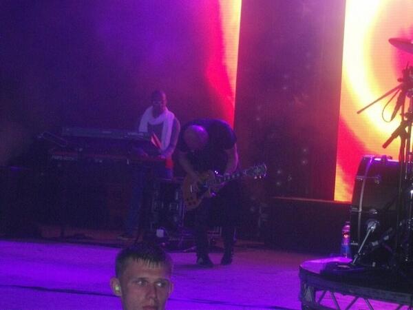 Alexis__Taft's tweet image. RT if u think Rod @SweetSpotEnt is looking at @thescript Marks arse #lol #mtvhottestTheScript