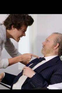 OneFandom1D's tweet image. WHY IS HARRY SCREAMING ABOUT A GIRL WALKING AHA