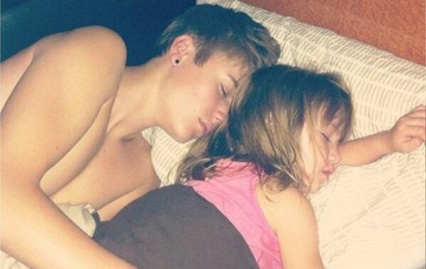 Сфотографировал сестру. Молодые брат и сестренка. Сестренка меняет своей младшей сестренке памперс. Спящую младшую сестренку. Сестра показала.