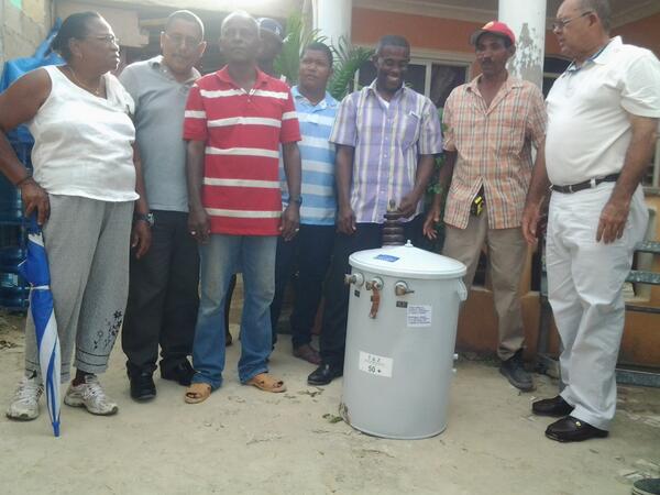 AlcaldeOzuna's tweet photo. Entrega de un transformador al pte. De la junta de vecinos en el respaldo Las Bobinas , Los Tanquesitos http://t.co/7GpYxsbGhX