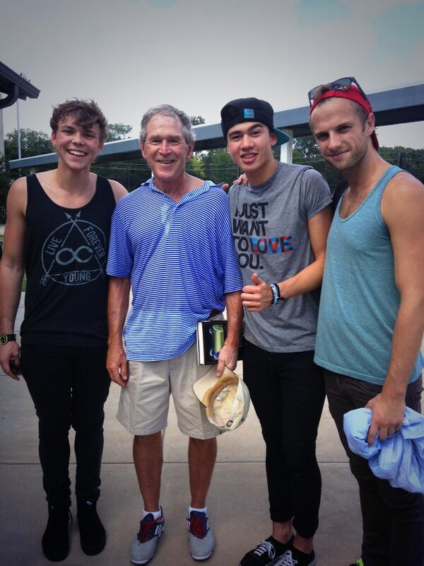 Just met George bush randomly at a golf range hahahahaha #bestever he was sweaty