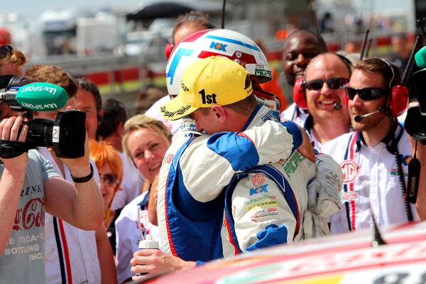 The moment so many of us had been waiting for - <a href="/samtordoff/">sam smith</a>'s  first BTCC victory! mgcc.co.uk/bitter-sweet-w…