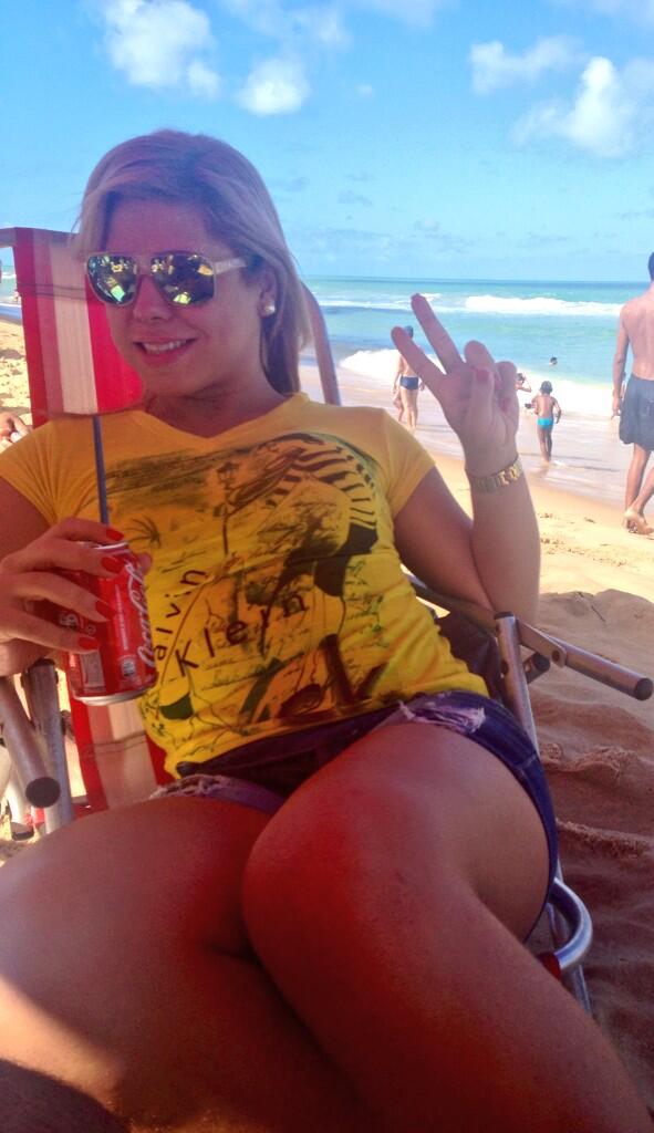ts_izaqueiroz's tweet photo. Um solzããão,praiããão e um cocããão kkkkkk! #DomingoLindo #PraiaDeBoaViagem #EmRecife http://t.co/ZXi7vt1ilo