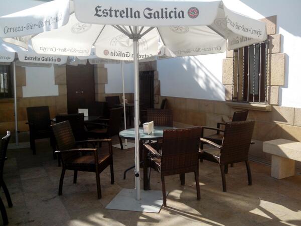 HotelCasaAzcona's tweet photo. Para el calor...te recomendamos una sombrita en la terraza con amigos, ¡verás como se hace llevadera! http://t.co/9aVdF7bzrd