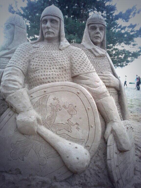 RuPol555's tweet photo. Завершённый монумент из песка. #Селигер #Селигер2013 #Seliger2013 #ГражданскийФорум http://t.co/a4N1L5vPey
