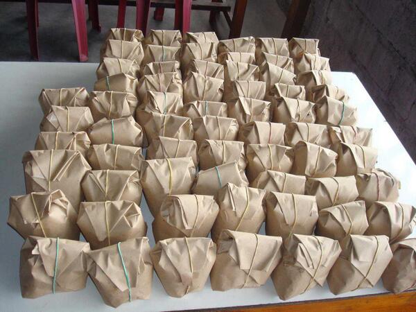 KateMT_BC's tweet photo. Opoki=))“@BritishClosedRP: SAMBIL NUNGGU ADAM CHECK SOUND/? NIH YA MAKANAN BERAT, BAGI BAGI #bcruiseshipparty http://t.co/l6SsomNamS”