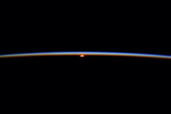 ESAstro_trainer's tweet image. Space sunrise festival this week-end #ISS #Exp36 Commander Pavel Vinogradov took this great sunrise picture