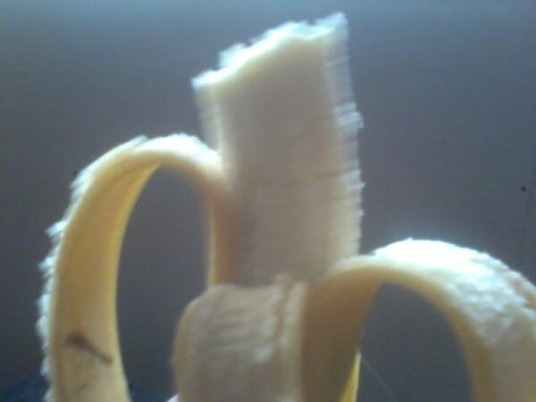 BraVai's tweet photo. en la mañana comiendome un platano http://t.co/zT0hFHo67O