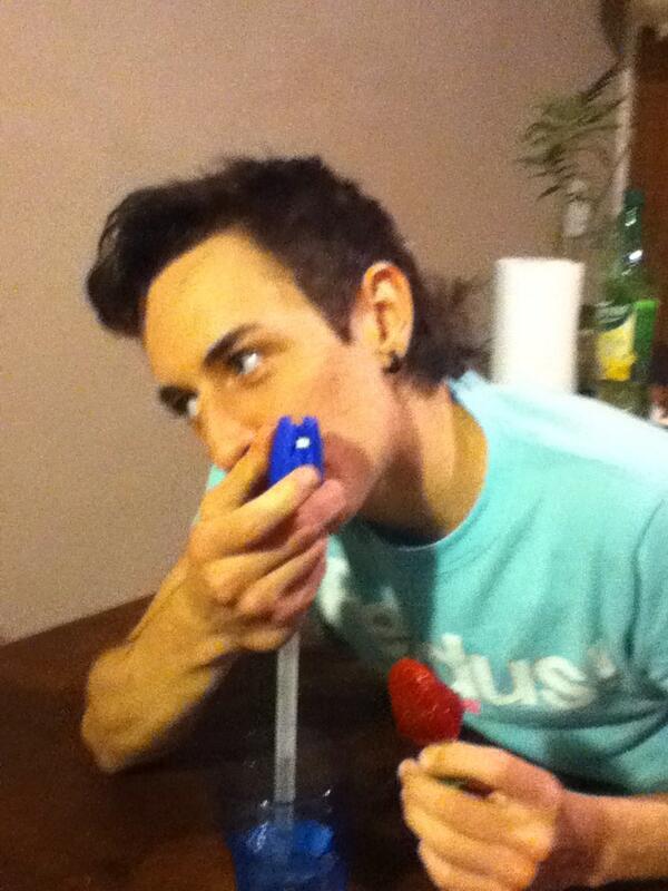 solcerratoo's tweet image. JJAJAJAJAJA Nico tomando soda de un vaso con el cosito del sifón y una frutilla en la mano #Normalisimo