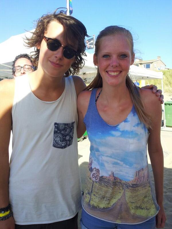 Mainbucks's tweet image. Kijk dit is zo schattig aaaahw EN ZN HAND ZO OP MN SCHOUDER