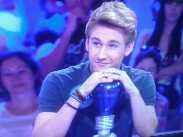 AngelaBlueDFD's tweet photo. Su sonrisa? Enamora, su voz? hipnotiza. Pero su sonrisa es el motivo por el que estoy feliz dia tras dia @DaniAuryn http://t.co/KwIR5SwzeF