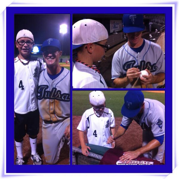 kpoohtine's tweet image. Favorite presents from favorite player! Thanks @mudcatss45 #signedball #signedjersey #11thbday #WPS