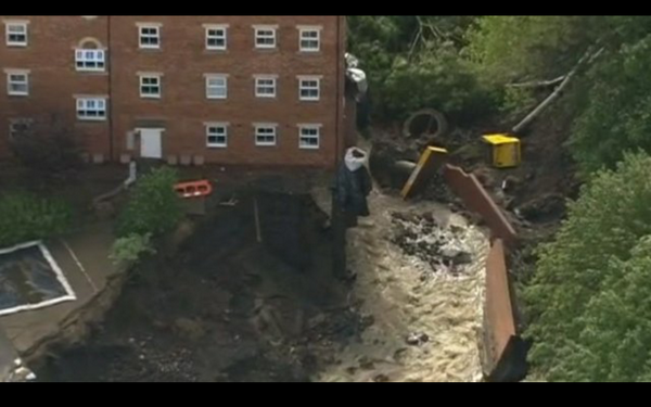 ALMACrowther's tweet image. Just remembered when @Adampeachy said he'd turn this hole into a giant swimming pool.. #samehead