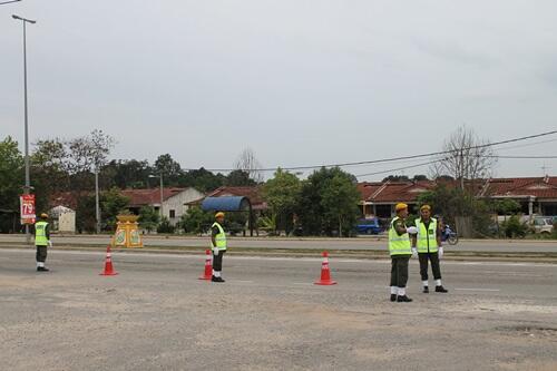 Mustafa_DSMI's tweet photo. TABIK! Antara peranan penting Anggota @relamalaysia mngawal trafik dimusim PERAYAAN #relajs http://t.co/eqTgTWSe3g @Zahid_Hamidi @NajibRazak